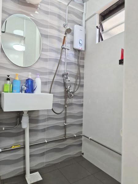 4 Lorong 7 Toa Payoh, 4 Lorong 7 Toa Payoh, Balestier / Toa Payoh, 2 Bedrooms, 732 sqft, HDB Flat For Sale, by Julia Lee, 500253804 - Bathroom - PropertyGuru.com.sg