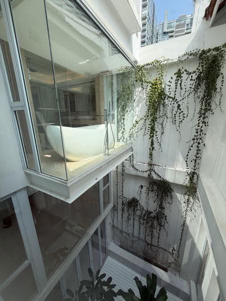 Cairnhill Road, Orchard / River Valley, 4 Bedrooms, 6,329 sqft, Conservation House For Rent, by Philip Choo, 500253824 - Bathroom - PropertyGuru.com.sg