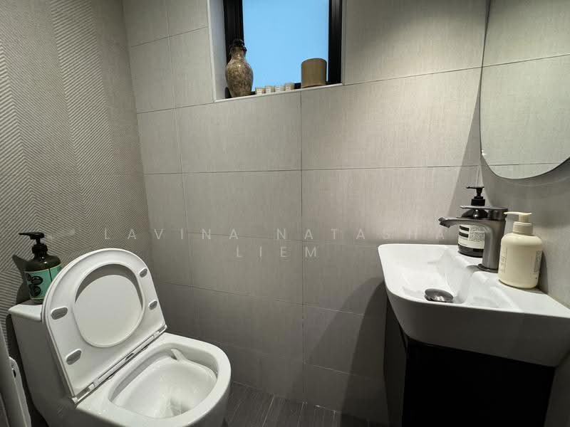 Hollywood Apartments, 100-100D Oxley Rise, Orchard / River Valley, 2 Bedrooms, 990 sqft, Apartment For Sale, by Lavina Natasha Liem, 500253827 - Bathroom - PropertyGuru.com.sg