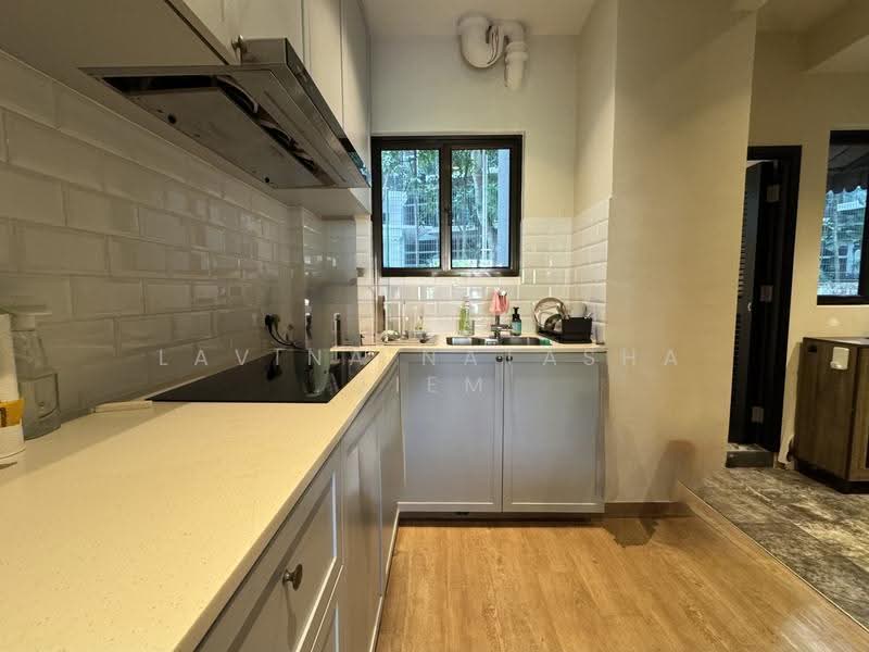 Hollywood Apartments, 100-100D Oxley Rise, Orchard / River Valley, 2 Bedrooms, 990 sqft, Apartment For Sale, by Lavina Natasha Liem, 500253827 - Kitchen - PropertyGuru.com.sg