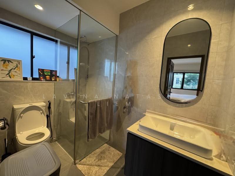 Hollywood Apartments, 100-100D Oxley Rise, Orchard / River Valley, 2 Bedrooms, 990 sqft, Apartment For Sale, by Lavina Natasha Liem, 500253827 - Bathroom - PropertyGuru.com.sg