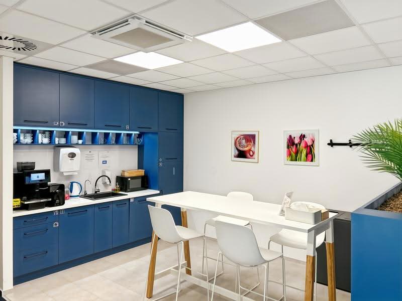 Liang Seah Place, 1 Liang Seah Street, Beach Road / Bugis / Rochor, 538 sqft, Office For Rent, by Regus Singapore, 500253829 - Kitchen - CommercialGuru.com.sg