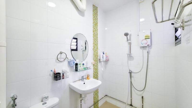 802 Yishun Ring Road, 802 Yishun Ring Road, Sembawang / Yishun, 2 Bedrooms, 796 sqft, HDB Flat For Rent, by Zabid Zakariah, 500253911 - Bathroom - PropertyGuru.com.sg