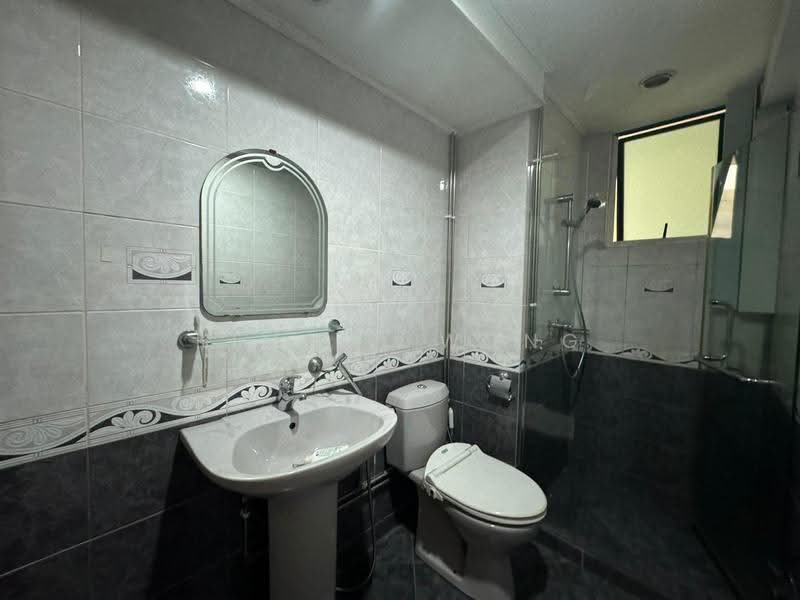 Spring Grove, 53 Grange Road, Tanglin / Holland / Bukit Timah, 2 Bedrooms, 1,012 sqft, Condominium For Sale, by Kimchi Wong, 500253940 - Bathroom - PropertyGuru.com.sg