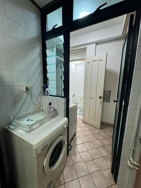 Spring Grove, 53 Grange Road, Tanglin / Holland / Bukit Timah, 2 Bedrooms, 1,012 sqft, Condominium For Sale, by Kimchi Wong, 500253940 - Bathroom - PropertyGuru.com.sg