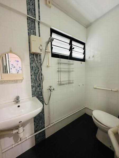 406 Ang Mo Kio Avenue 10, 406 Ang Mo Kio Avenue 10, Ang Mo Kio / Bishan / Thomson, 1 Bedroom, 473 sqft, HDB Flat For Rent, by Mohamed Ameen, 500253968 - Bathroom - PropertyGuru.com.sg