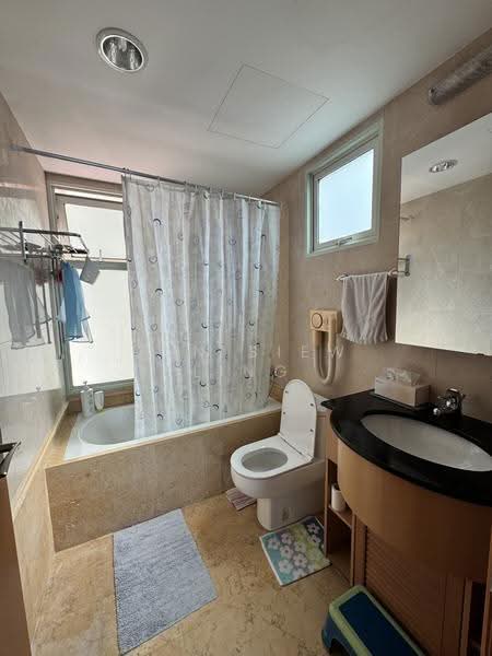Queens, 10 Stirling Road, Alexandra / Commonwealth, 3 Bedrooms, 1,194 sqft, Condominium For Rent, by Tan Siew Ling, 500253992 - Bathroom - PropertyGuru.com.sg