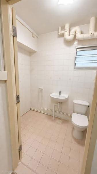 Jalan tenaga, , 3 Bedrooms, 1,141 sqft, HDB Flat For Sale, by Josh Chua, 500254008 - Bathroom - PropertyGuru.com.sg