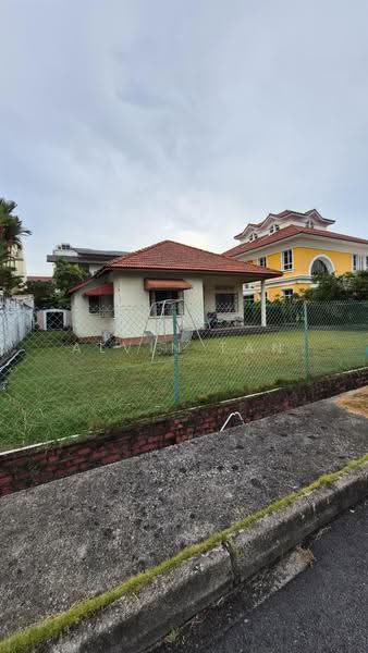 EXCLUSIVE LISTING! DETACHED IN FRANKEL AREA!, SIGLAP AVENUE/ SIGLAP PLAIN/ SIGLAP BANK, East Coast / Marine Parade, 2 Bedrooms, 1,500 sqft, Detached House For Sale, by Alvin Tan, 500254109 - Exterior - PropertyGuru.com.sg