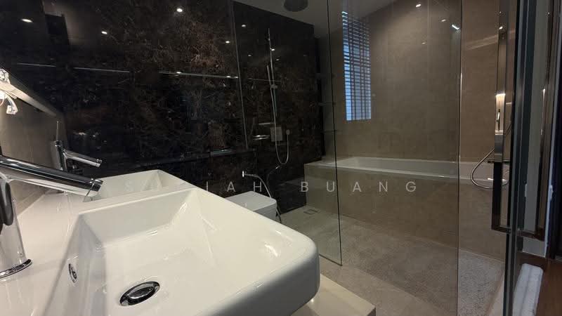 Greenwood Mews, 271 Greenwood Avenue, Newton / Novena, 5 Bedrooms, 3,154 sqft, Cluster House For Sale, by Sumiah Buang, 500254134 - Master bathroom - PropertyGuru.com.sg
