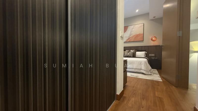 Greenwood Mews, 271 Greenwood Avenue, Newton / Novena, 5 Bedrooms, 3,154 sqft, Cluster House For Sale, by Sumiah Buang, 500254134 - Walk-in closet in master bedroom - PropertyGuru.com.sg