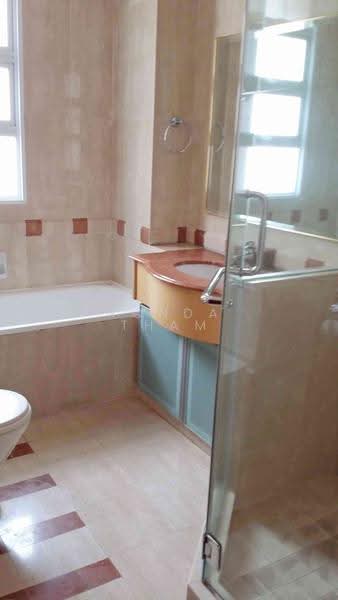 Puay Hee Avenue, Macpherson / Potong Pasir, 6 Bedrooms, 2,397 sqft, Corner Terrace For Rent, by Ronda Tham, 500254203 - Bathroom - PropertyGuru.com.sg
