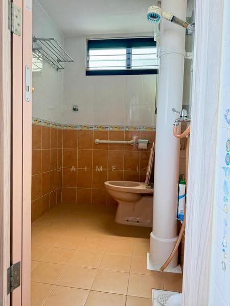 41 Teban Gardens Road, 41 Teban Gardens Road, Boon Lay / Jurong / Tuas, 3 Bedrooms, 1,066 sqft, HDB Flat For Sale, by Jaime Lim, 500254233 - Common Bathroom - PropertyGuru.com.sg