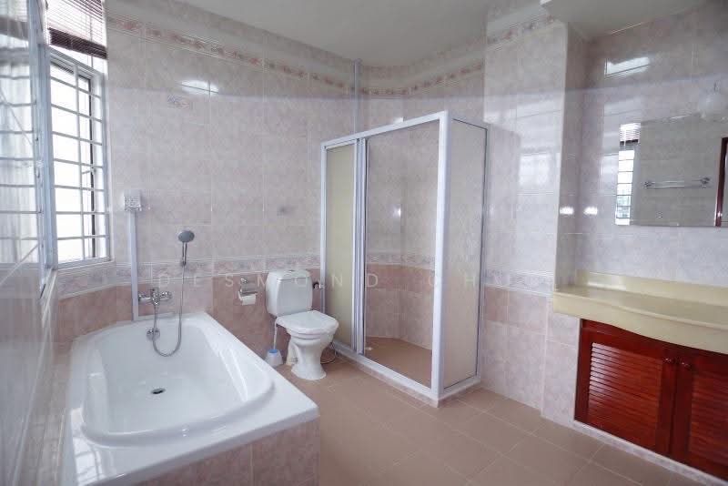 Lloyd Court, 40 Lloyd Road, Orchard / River Valley, 5 Bedrooms, 2,885 sqft, Condominium For Sale, by Desmond Chua, 500254254 - Master Bathroom (1) - PropertyGuru.com.sg