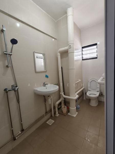 221 Bukit Batok East Avenue 3, 221 Bukit Batok East Avenue 3, Dairy Farm / Bukit Panjang / Choa Chu Kang, 4 Bedrooms, 1,603 sqft, HDB Flat For Sale, by Alex Teoh, 500254289 - Bathroom - PropertyGuru.com.sg