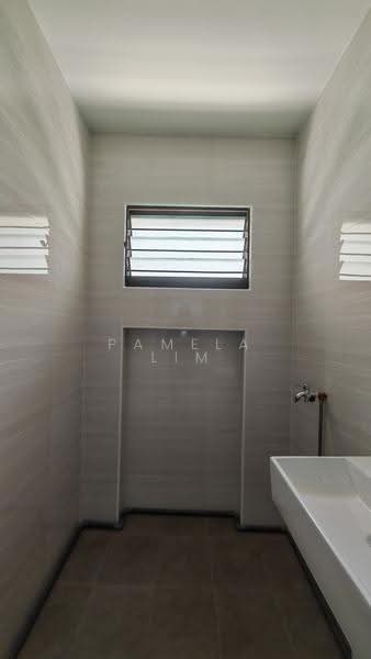 816 Jurong West Street 81, 816 Jurong West Street 81, Boon Lay / Jurong / Tuas, 3 Bedrooms, 1,163 sqft, HDB Flat For Sale, by Pamela Lim, 500254320 - Master Bathroom - PropertyGuru.com.sg