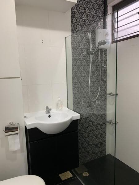 13 Ghim Moh Road, 13 Ghim Moh Road, Tanglin / Holland / Bukit Timah, 3 Bedrooms, 1,324 sqft, HDB Flat For Rent, by Kezia Lim, 500254367 - Bathroom - PropertyGuru.com.sg