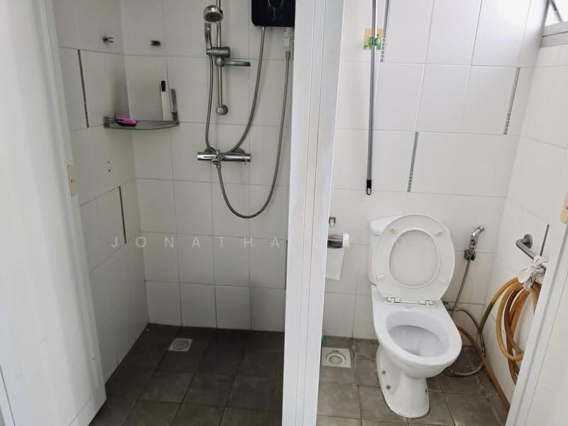 21 Teban Gardens Road, 21 Teban Gardens Road, Boon Lay / Jurong / Tuas, Room Rental, 150 sqft, HDB Flat For Rent, by Jonathan Yeow, 500254404 - Bathroom - PropertyGuru.com.sg
