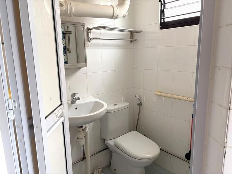 415 Hougang Avenue 10, 415 Hougang Avenue 10, Hougang / Punggol / Sengkang, Room Rental, 200 sqft, HDB Flat For Rent, by Cheng-Lin Hsieh, 500254422 - Bathroom - PropertyGuru.com.sg