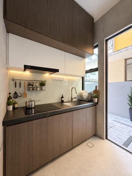 Brand New landed home near Siglap Estate, East Coast | Siglap Estate, East Coast / Marine Parade, 5 Bedrooms, 4,900 sqft, Corner Terrace For Rent, by Julius WL Fock, 500254436 - Kitchen - PropertyGuru.com.sg