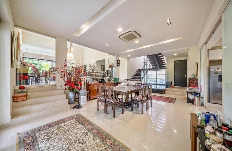 D11 GOOD VALUE $$ BUNGALOW. SPRAWLING GROUND. WIDE FRONTAGE JEAN93571119, Newton / Novena, 5 Bedrooms, 9,500 sqft, Good Class Bungalow For Sale, by Jean Ong, 500254443 - Living Room - PropertyGuru.com.sg