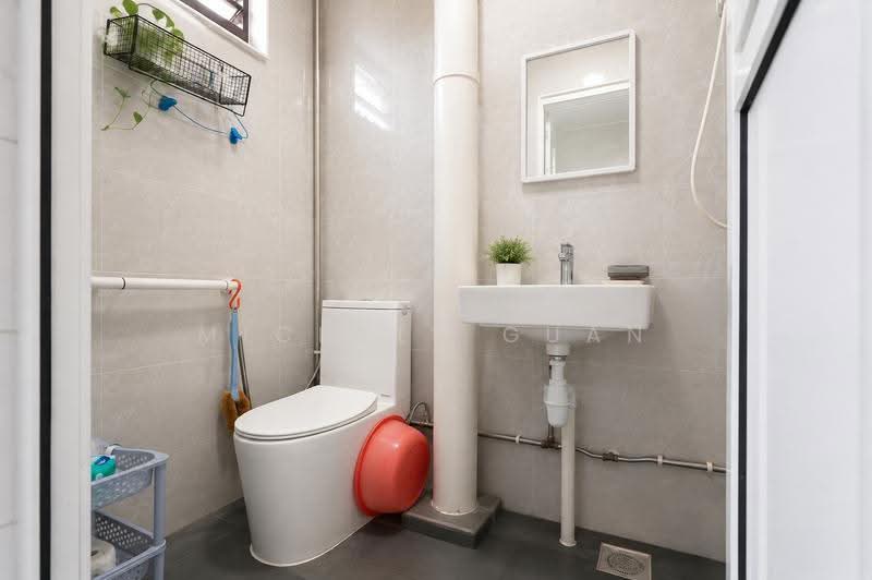 721 Jurong West Avenue 5, 721 Jurong West Avenue 5, Boon Lay / Jurong / Tuas, 3 Bedrooms, 1,119 sqft, HDB Flat For Sale, by Michele Guan, 500254492 - Bathroom - PropertyGuru.com.sg