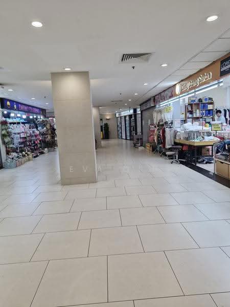 Lucky Plaza, 304 Orchard Road, Orchard / River Valley, 334 sqft, Mall Shop For Rent, by Eva Qiu, 500254497 - Corridor - CommercialGuru.com.sg