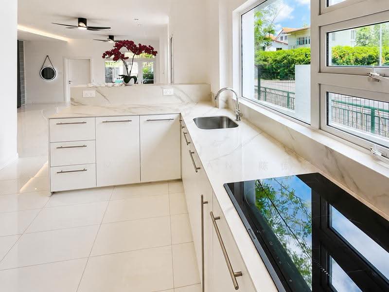 ✸RARE CORNER SEMI-D SUPER NEAR WATTEN ESTATE PARK✸WITHIN 1 KM OF RGPS ✸NEAR TAN KAH KEE MRT STATION✸, Watten Estate Road Hillcrest Greenwood Greendale Greenmead Greenpark Shelford Park Vale Linden Pandan Naga Sari Vanda Namly Duchess Princess Of Wales King's Queen's Duke's Coronation University Kheam Hock Unggas Seni Bahasa Tudor Tempua Sejarah Namly, Newton / Novena, 5 Bedrooms, 4,200 sqft, Semi-Detached House For Sale, by Damian Tan 陈係赈, 500254540 - Kitchen - PropertyGuru.com.sg