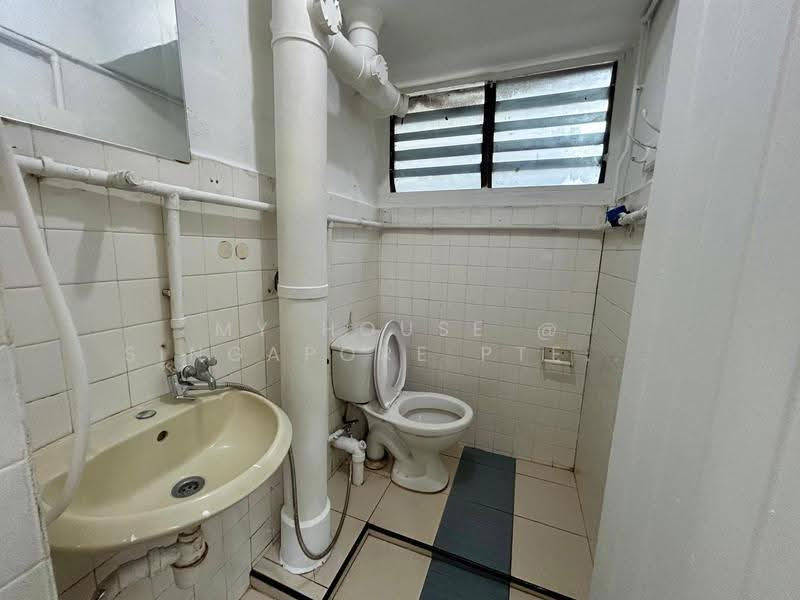 603 Ang Mo Kio Avenue 5, 603 Ang Mo Kio Avenue 5, Ang Mo Kio / Bishan / Thomson, Room Rental, 250 sqft, HDB Flat For Rent, by Desmond, 500254613 - Bathroom - PropertyGuru.com.sg
