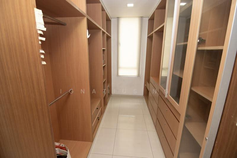 Kechubong Terrace, Jalan Kechubong, Seletar / Yio Chu Kang, 6 Bedrooms, 6,000 sqft, Detached House For Sale, by Ignatius Ng, 500254630 - Walk in closet - PropertyGuru.com.sg