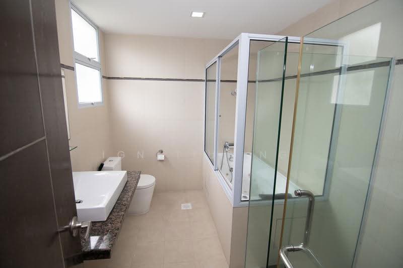 Kechubong Terrace, Jalan Kechubong, Seletar / Yio Chu Kang, 6 Bedrooms, 6,000 sqft, Detached House For Sale, by Ignatius Ng, 500254630 - Master bathroom - PropertyGuru.com.sg
