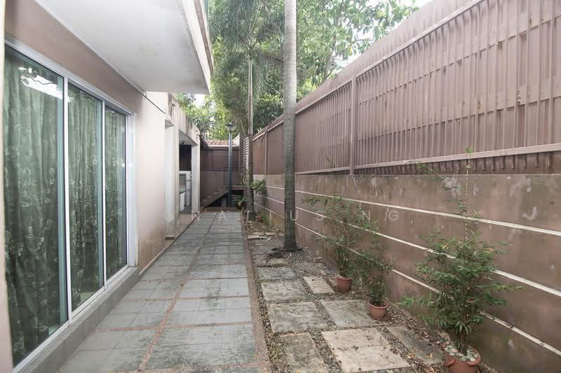 Kechubong Terrace, Jalan Kechubong, Seletar / Yio Chu Kang, 6 Bedrooms, 6,000 sqft, Detached House For Sale, by Ignatius Ng, 500254630 - Side patio - PropertyGuru.com.sg