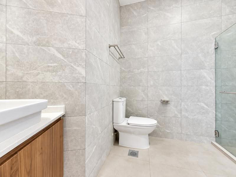 Orange Regency, 101 Fernhill Road, Tanglin / Holland / Bukit Timah, 3 Bedrooms, 2,422 sqft, Apartment For Rent, by Lim Sheng Loo, 500254639 - Bathroom - PropertyGuru.com.sg