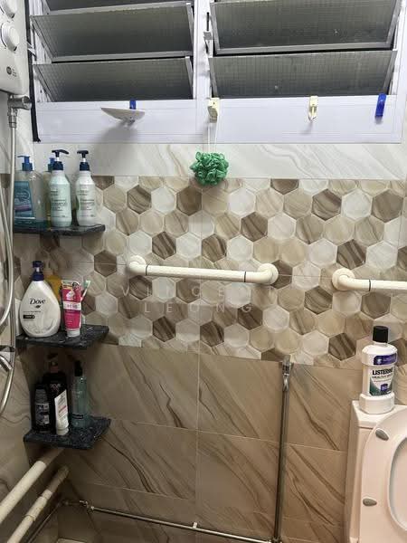 Serangoon Avenue 3, Serangoon Avenue 3, 3 Bedrooms, 947 sqft, HDB Flat For Sale, by Vincent Leong, 500254692 - Bathroom - PropertyGuru.com.sg