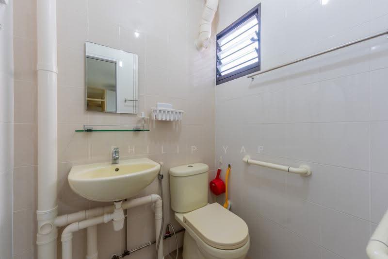 214 Bedok North Street 1, 214 Bedok North Street 1, Bedok / Upper East Coast, 2 Bedrooms, 732 sqft, HDB Flat For Sale, by Philip Yap, 500254704 - Bathroom - PropertyGuru.com.sg