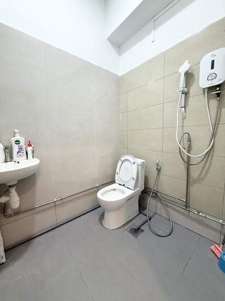 Cheap Bedroom near Kembangan MRT, Changi Road, Eunos / Geylang / Paya Lebar, Room Rental, 130 sqft, Shophouse For Rent, by Alan Tsui 徐先生, 500254719 - Bathroom - PropertyGuru.com.sg