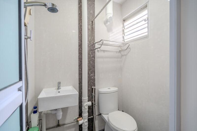 315 Clementi Avenue 4, 315 Clementi Avenue 4, Buona Vista / West Coast / Clementi New Town, 3 Bedrooms, 980 sqft, HDB Flat For Sale, by Lee Susan, 500254725 - Master Bathroom - PropertyGuru.com.sg