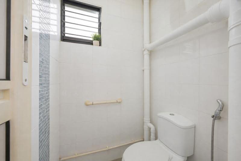 506 Bukit Batok Street 52, 506 Bukit Batok Street 52, Dairy Farm / Bukit Panjang / Choa Chu Kang, 2 Bedrooms, 646 sqft, HDB Flat For Sale, by Charlotte Lim, 500254742 - Bathroom - PropertyGuru.com.sg