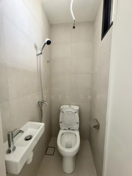 Norwood Grand, Admiralty / Woodlands, 3 Bedrooms, 1,044 sqft, Condominium For Rent, by Kaylee Sng, 500254768 - Helper toilet (Kitchen) - PropertyGuru.com.sg