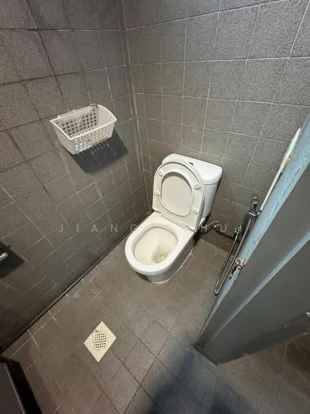 LHK2 Building, 76 Playfair Road, Macpherson / Potong Pasir, 2,583 sqft, Light Industrial (B1) For Sale, by Jiang Cihui, 500254774 - Bathroom - CommercialGuru.com.sg