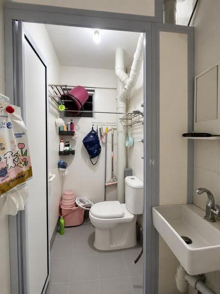 241 Serangoon Avenue 3, 241 Serangoon Avenue 3, Hougang / Punggol / Sengkang, 2 Bedrooms, 689 sqft, HDB Flat For Rent, by Joey Tan, 500254783 - Bathroom - PropertyGuru.com.sg