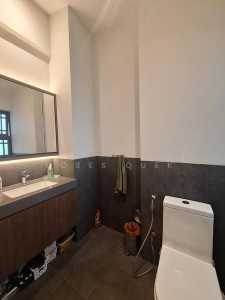 Exquisite High-Floor Loft Living. Rare 4Bedder Hidden Gem in Prime D9, Kim Yam Road, Orchard / River Valley, 4 Bedrooms, 2,530 sqft, Condominium For Sale, by Moses Quek, 500254795 - Bathroom - PropertyGuru.com.sg