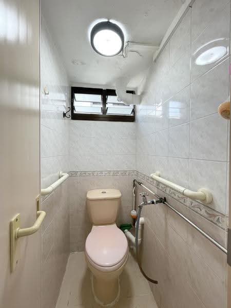 32 Marine Crescent, 32 Marine Crescent, East Coast / Marine Parade, 3 Bedrooms, 700 sqft, HDB Flat For Sale, by Torrenn Tnay, 500254962 - Bathroom - PropertyGuru.com.sg