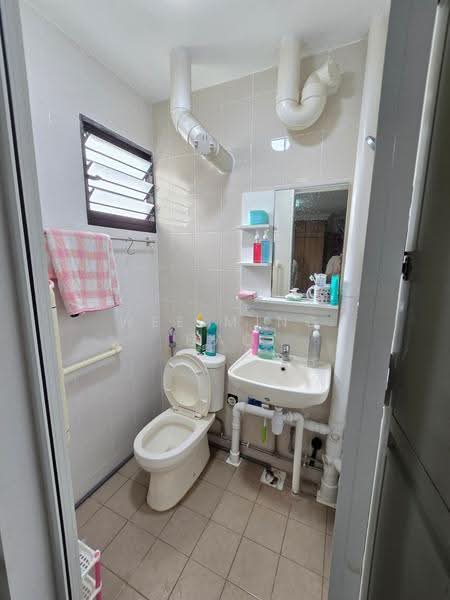402 Bedok North Avenue 3, 402 Bedok North Avenue 3, Bedok / Upper East Coast, 3 Bedrooms, 990 sqft, HDB Flat For Rent, by Wee Ming Hao, 500254972 - Bathroom - PropertyGuru.com.sg