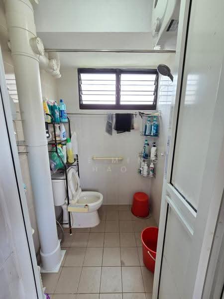 402 Bedok North Avenue 3, 402 Bedok North Avenue 3, Bedok / Upper East Coast, 3 Bedrooms, 990 sqft, HDB Flat For Rent, by Wee Ming Hao, 500254972 - Bathroom - PropertyGuru.com.sg