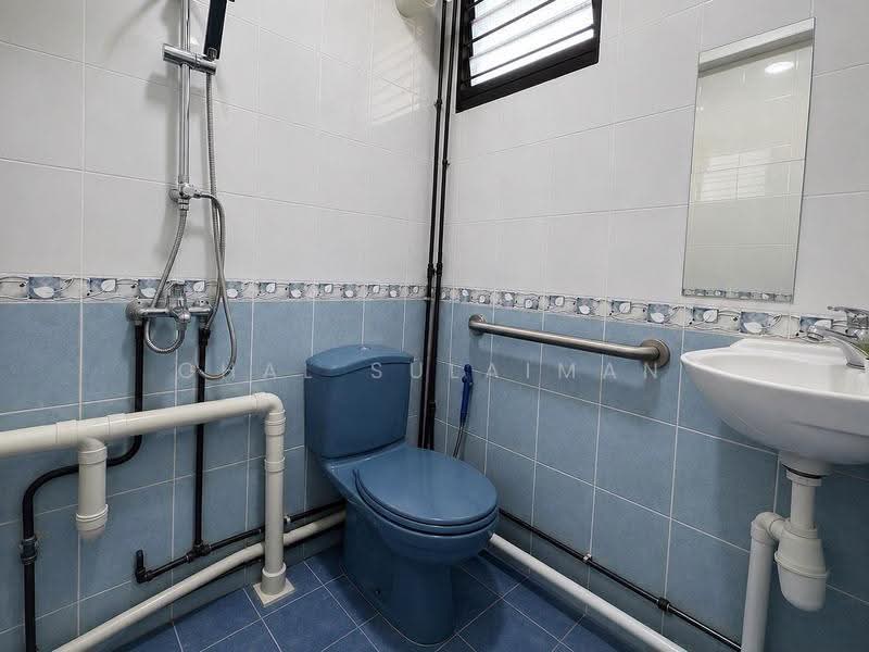 714 Clementi West Street 2, 714 Clementi West Street 2, Buona Vista / West Coast / Clementi New Town, 2 Bedrooms, 721 sqft, HDB Flat For Sale, by Chal Sulaiman, 500254977 - Bathroom - PropertyGuru.com.sg