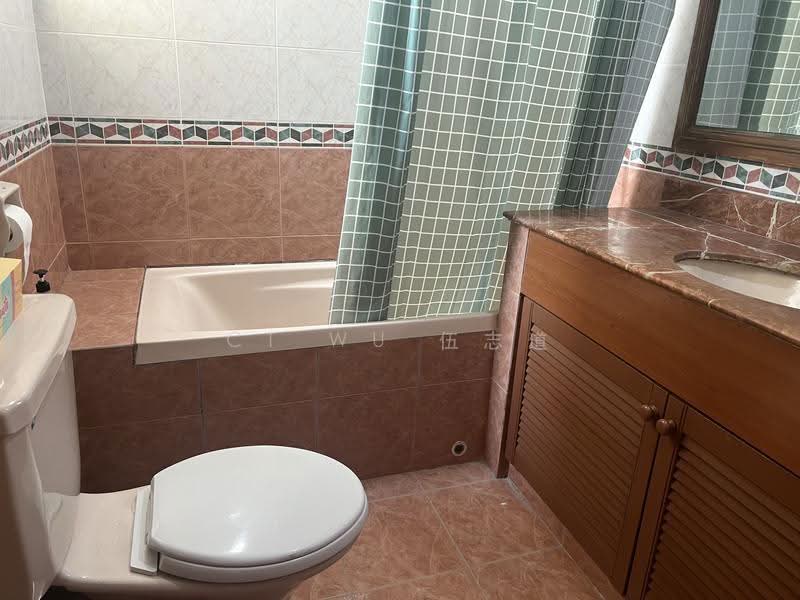 Simsville, 2 Geylang East Avenue 2, Eunos / Geylang / Paya Lebar, 2 Bedrooms, 969 sqft, Condominium For Rent, by CT Wu 伍志道, 500254985 - Bathroom - PropertyGuru.com.sg