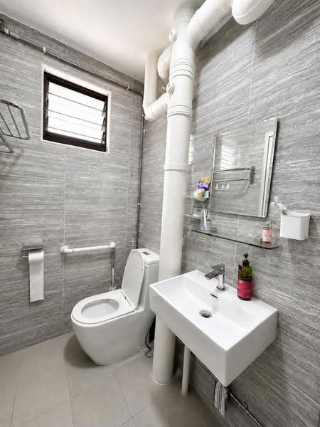 524 Serangoon North Avenue 4, 524 Serangoon North Avenue 4, Hougang / Punggol / Sengkang, 4 Bedrooms, 1,313 sqft, HDB Flat For Sale, by Ong Zi Ying 王姿穎, 500255023 - Common bathroom - PropertyGuru.com.sg