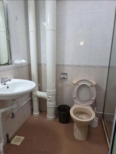 658B Jurong West Street 65, 658B Jurong West Street 65, Boon Lay / Jurong / Tuas, 3 Bedrooms, 1,184 sqft, HDB Flat For Rent, by Joanne Low, 500255058 - Bathroom - PropertyGuru.com.sg