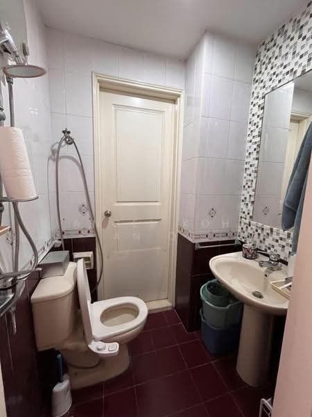 Harbour View Towers, 21 Telok Blangah Drive, Harbourfront / Telok Blangah, 2 Bedrooms, 796 sqft, Condominium For Rent, by Angel Koh An Qi, 500255094 - Bathroom - PropertyGuru.com.sg